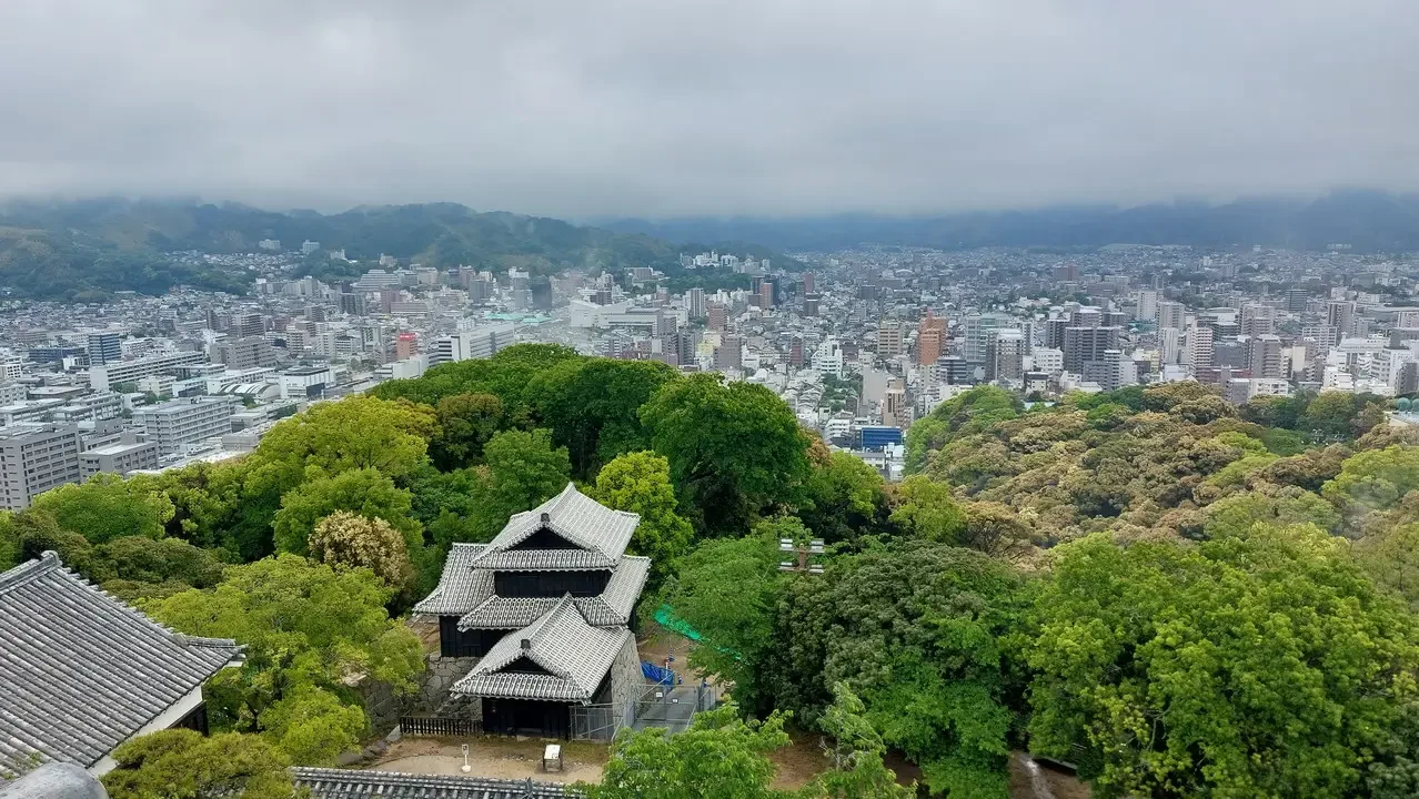 Vista panoramica del castello di Matsuyama e della città sottostante in Giappone.