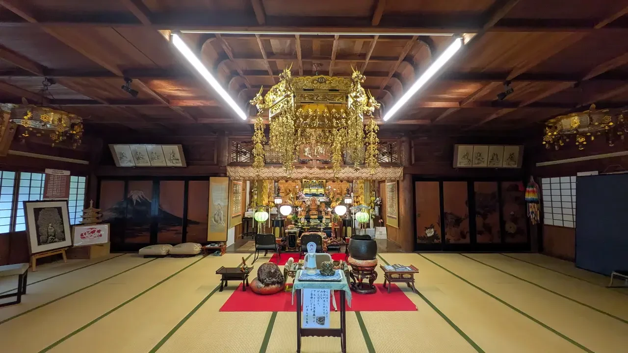 Interno del tempio Ishite-ji a Matsuyama, Giappone.
