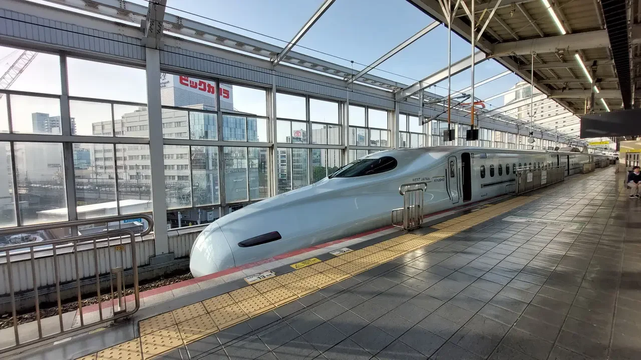 Treno bianco ferma alla stazione di Okayama in Giappone.