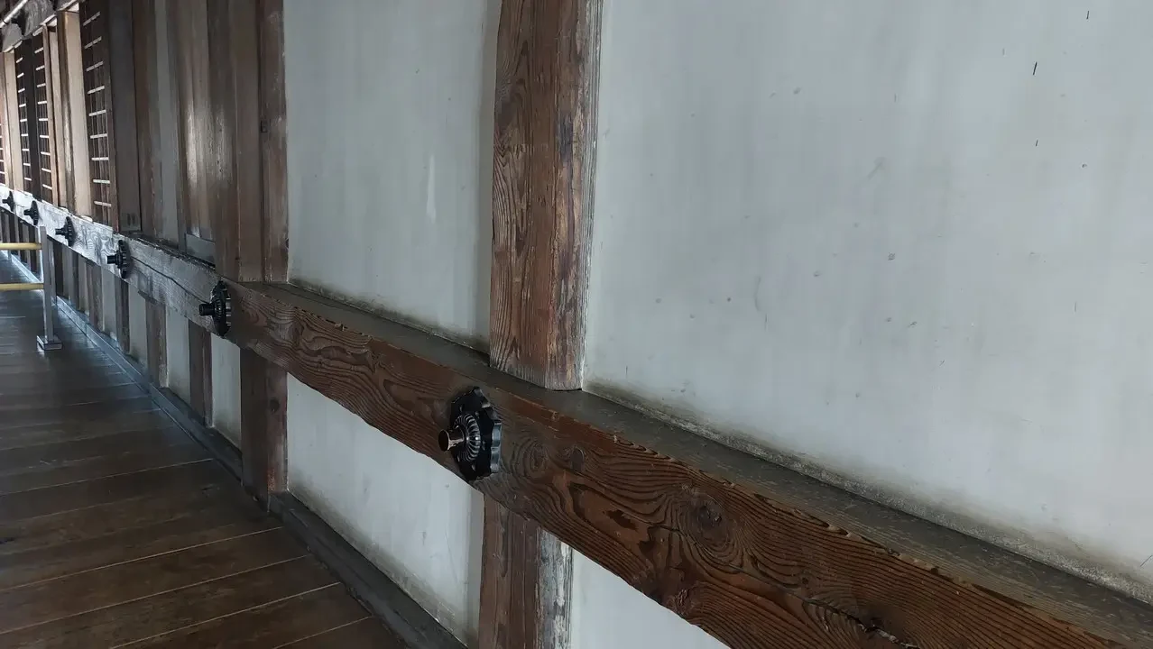 Vista interna di un edificio in legno con dettagli architettonici.