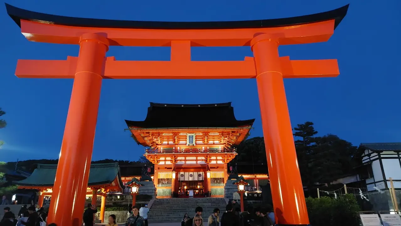 Il cancello rosso del santuario di Fushimi Inari in Giappone al tramonto.