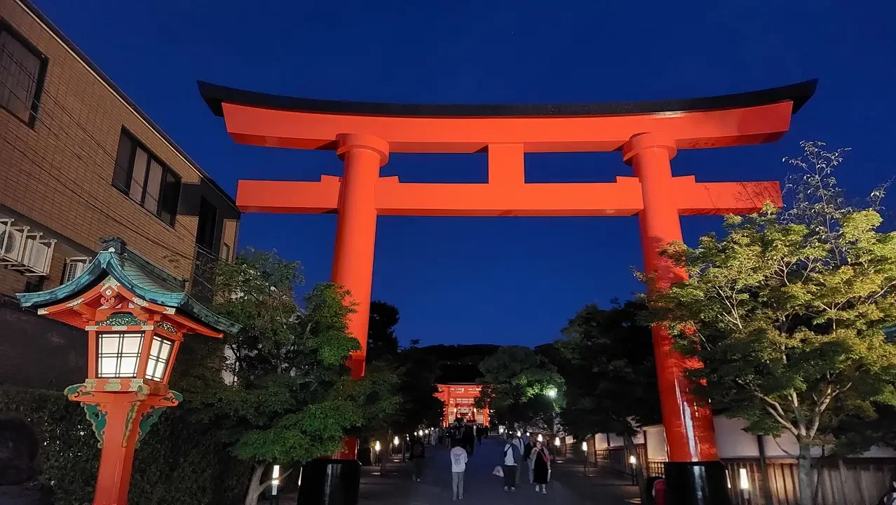 Cancello torii rosso del santuario di Fushimi Inari in Giappone.