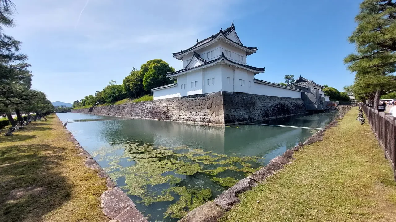 Vista del castello di Nijo-jo lungo il canale.