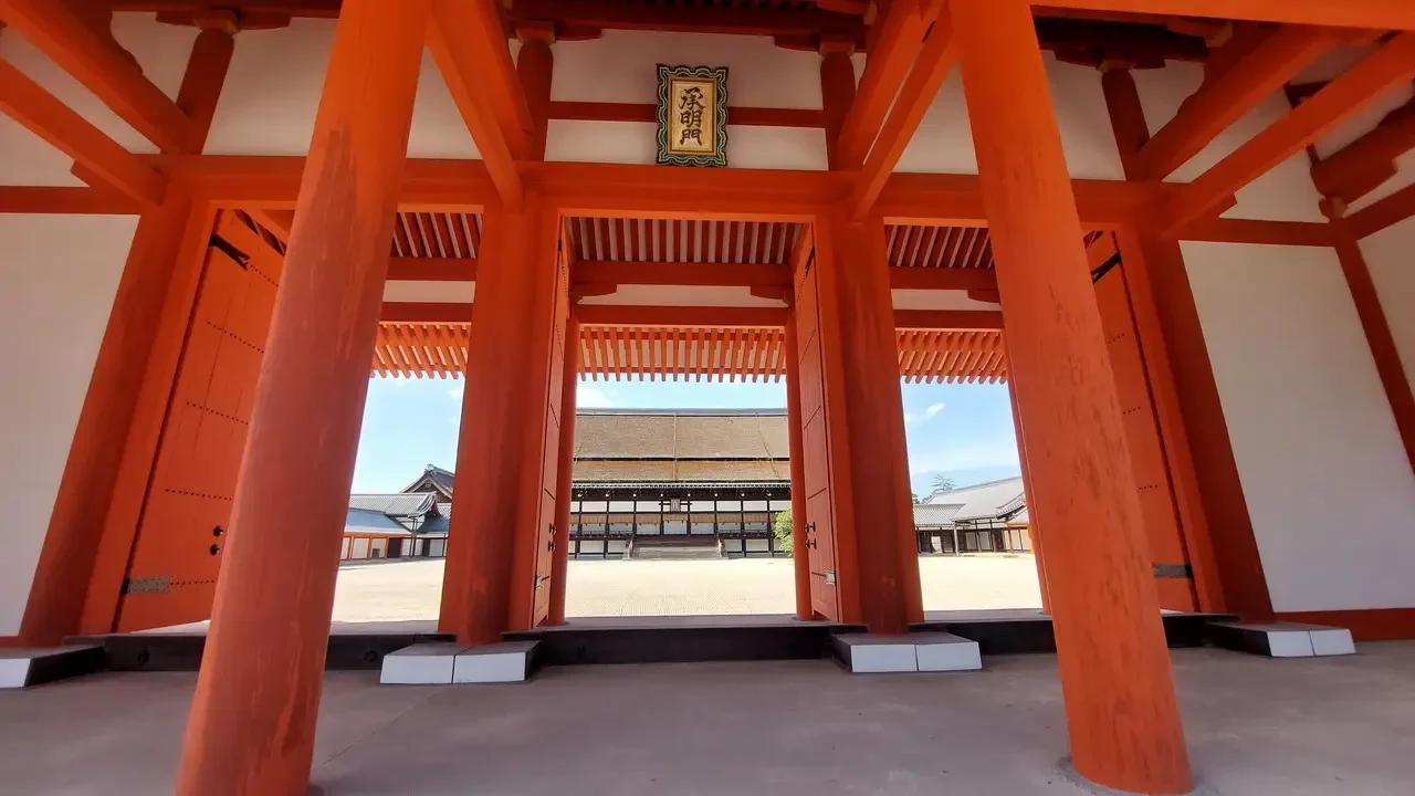 Porta con colonne vermiglie nel complesso imperiale di Kyoto.
