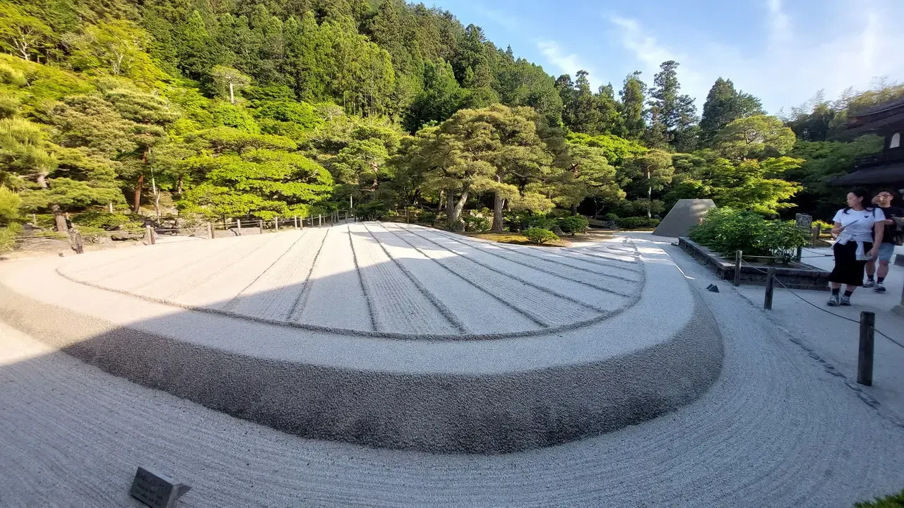La pavillone d'argento di Ginkaku-ji a Kyoto è vista attraverso un giardino curato.