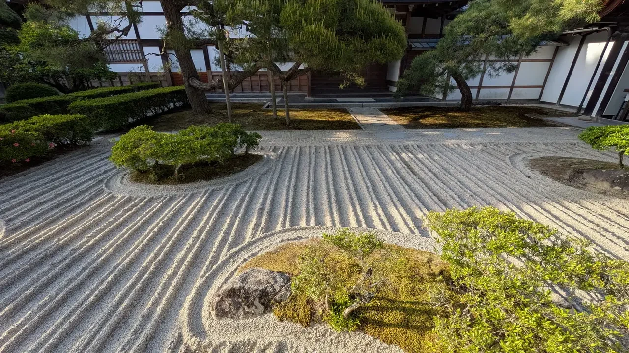 La pavillone d'argento di Ginkaku-ji a Kyoto è vista attraverso un giardino zen curato.