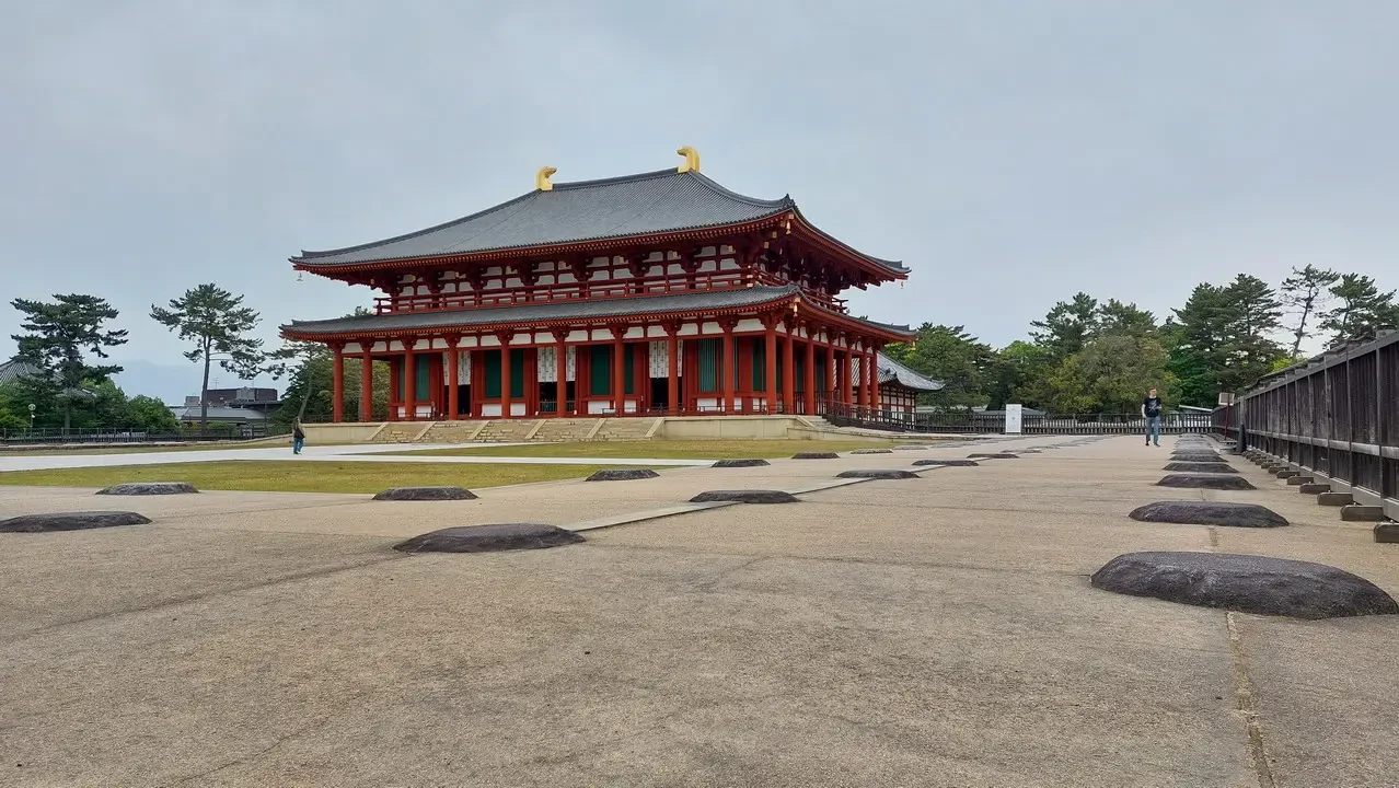 Vista frontale del Kofuku-ji a Nara in Giappone sotto un cielo coperto.