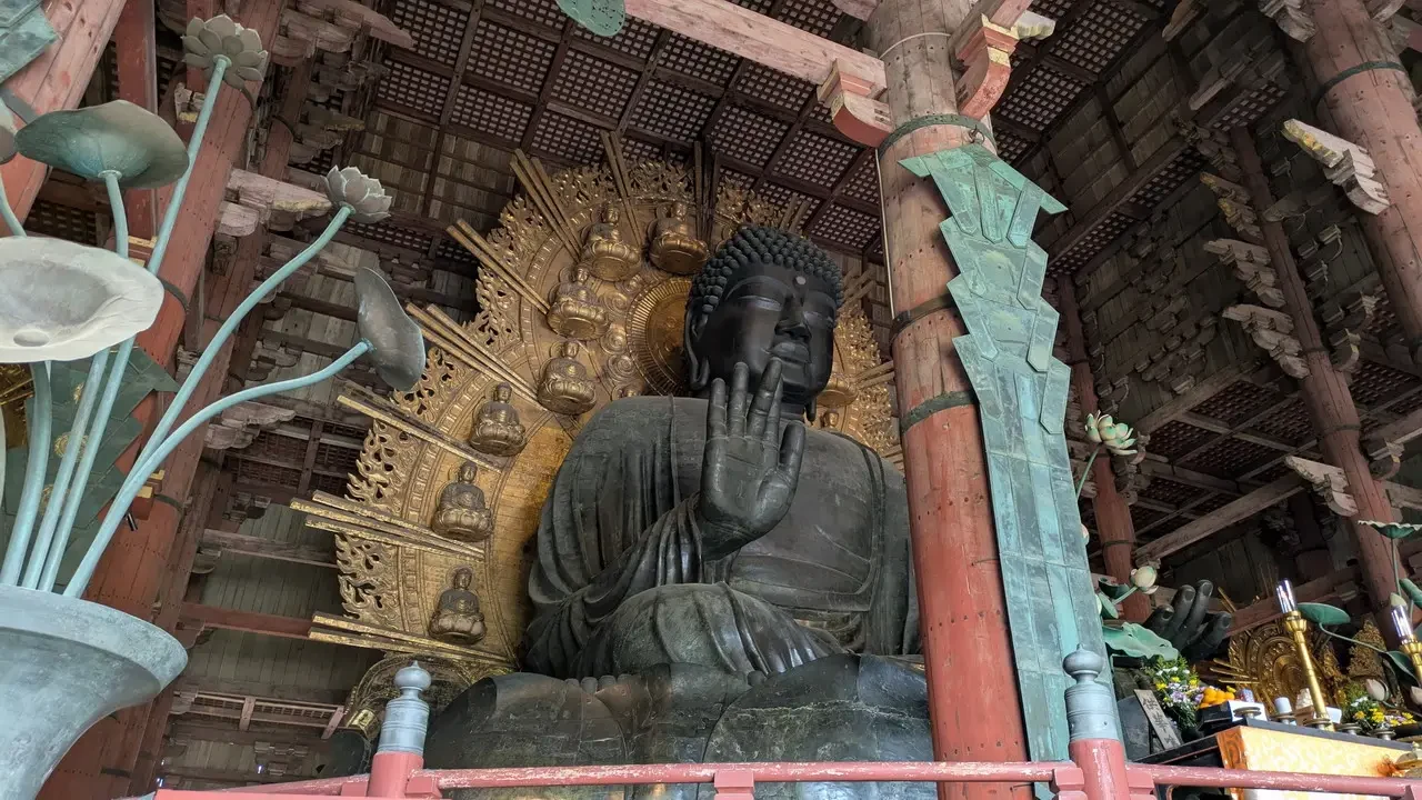 Statua di Buddha in un tempio giapponese con decorazioni dorate.