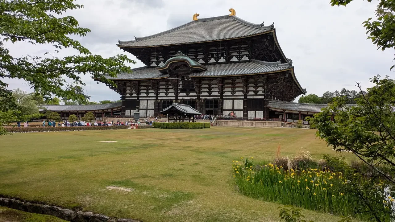 Vista frontale del tempio Todai-ji a Nara in Giappone.