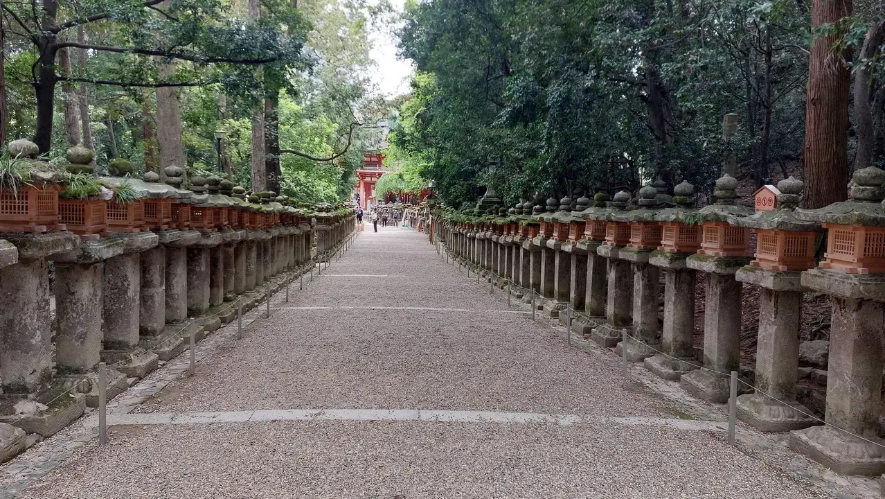 Sentiero pedonale in un parco giapponese con balaustre in pietra.