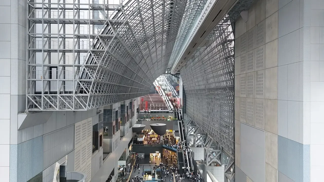 Vista dall'alto della stazione di Kyoto con una struttura metallica complessa.