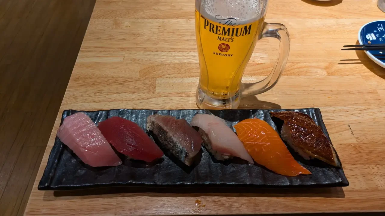 Antipasti di pesce serviti con birra in un ristorante a Kyoto.