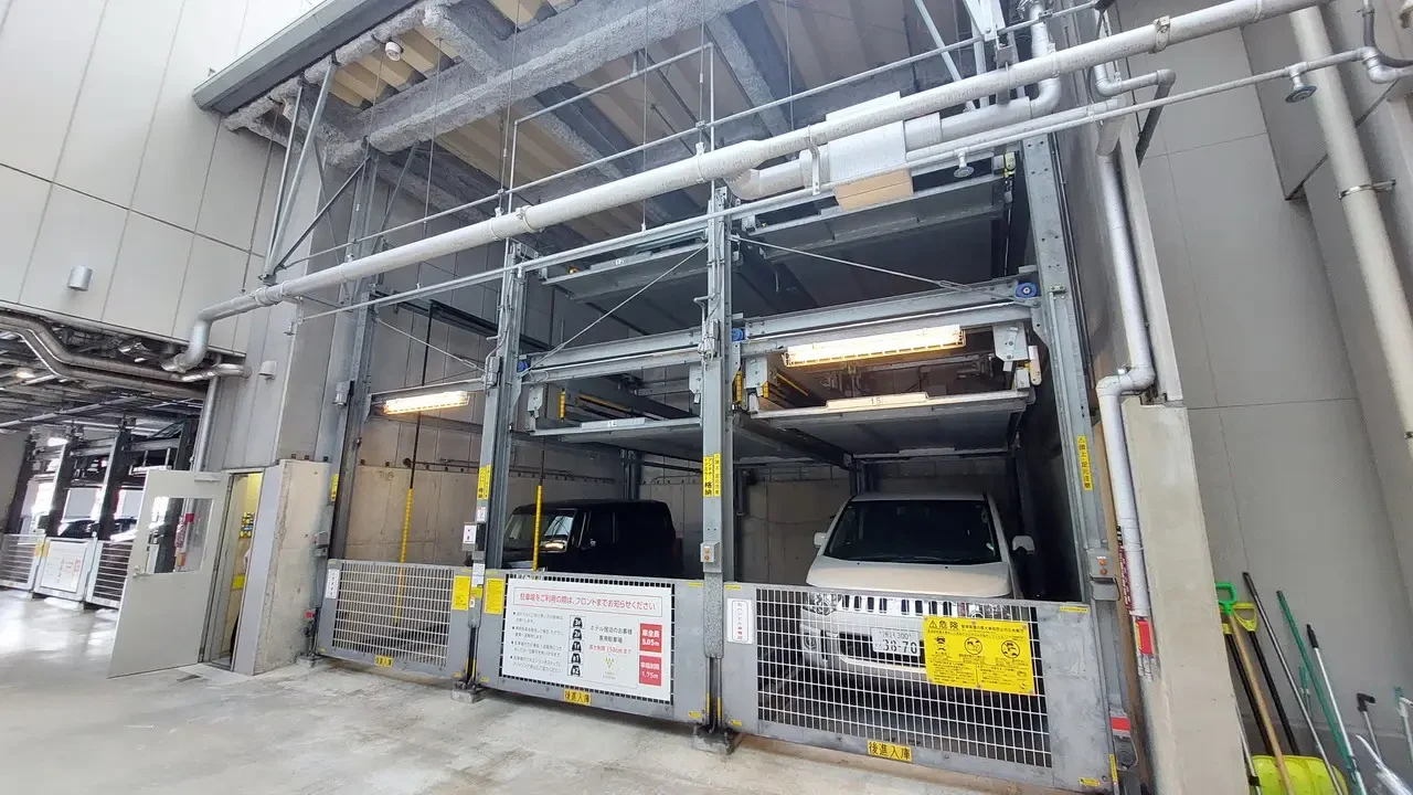 Area di parcheggio sotterraneo per hotel a Kanazawa, Giappone.