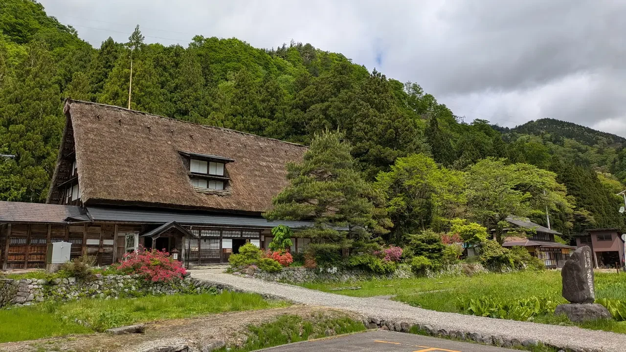 Architettura tradizionale giapponese di Shirakawa-go-style con tetto di paglia.