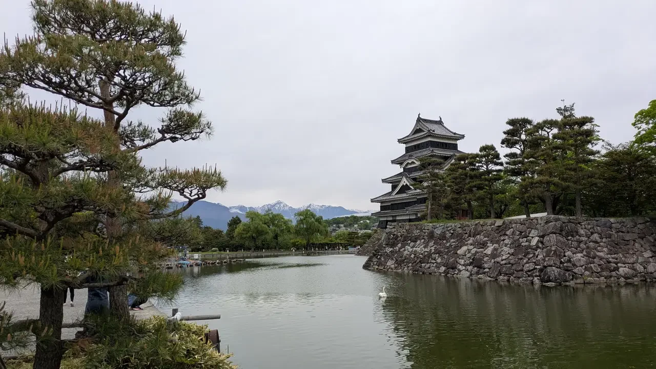 Il castello di Matsumoto si staglia sopra uno stagno tranquillo in Giappone.