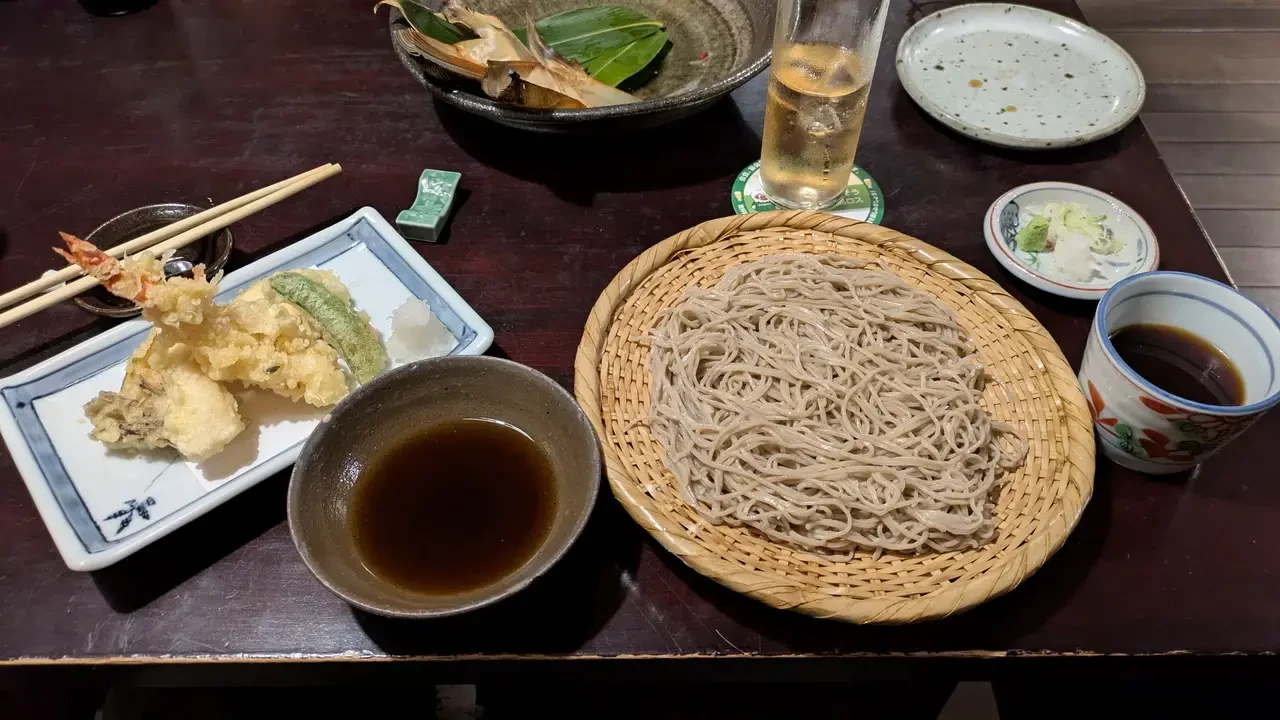 Cena in un ristorante giapponese con piatti tradizionali.