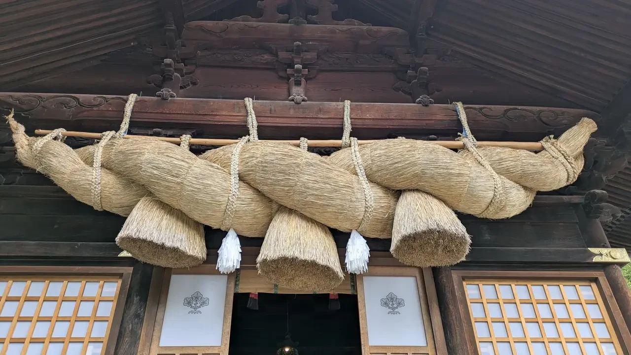 Decorazione di paglia appesa sotto un tetto tradizionale giapponese.