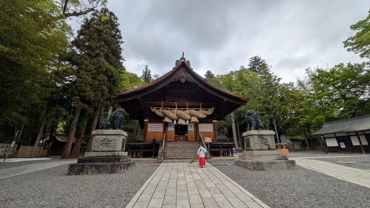 Vista frontale del santuario Suwa-Taisha Shimosha Akimiya in Giappone.