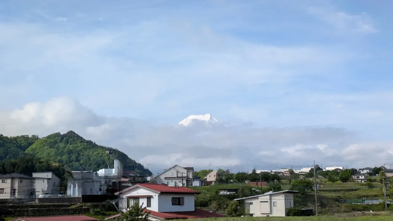 Una vista panoramica di montagne e abitazioni rurali in Giappone.