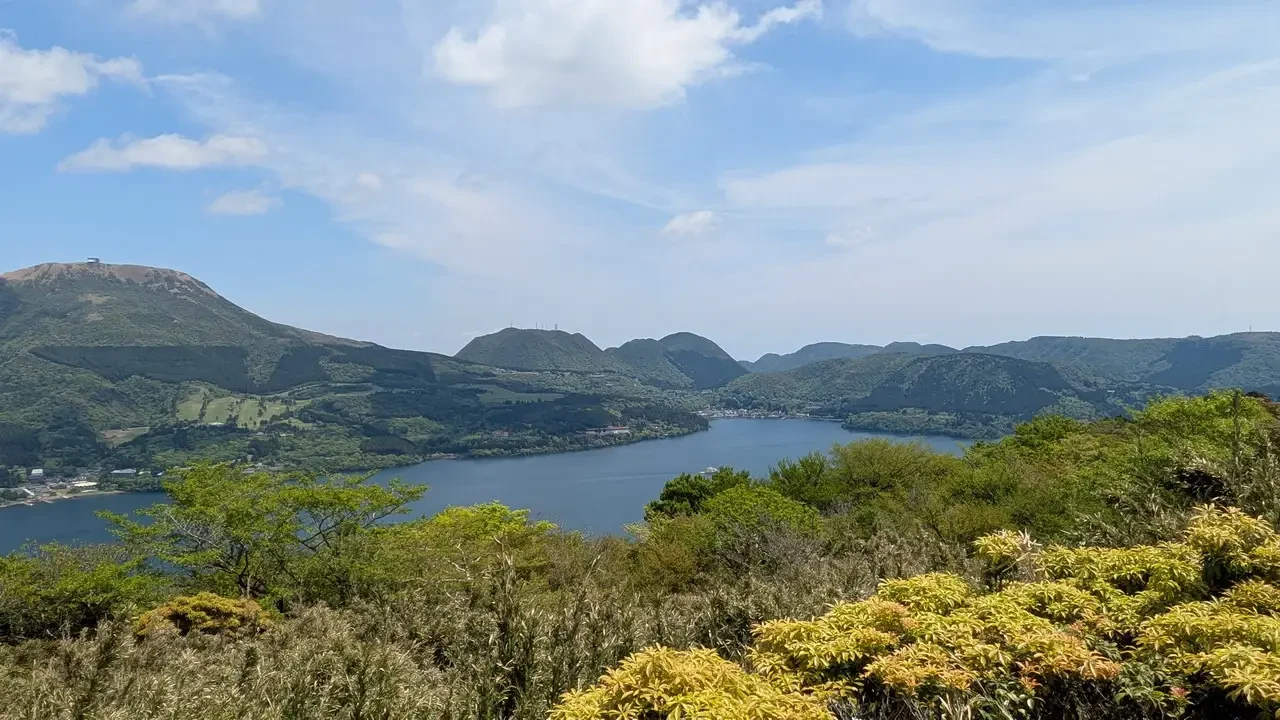Sviluppo panoramico del paesaggio di Hakone con la linea dell'orizzonte visibile.