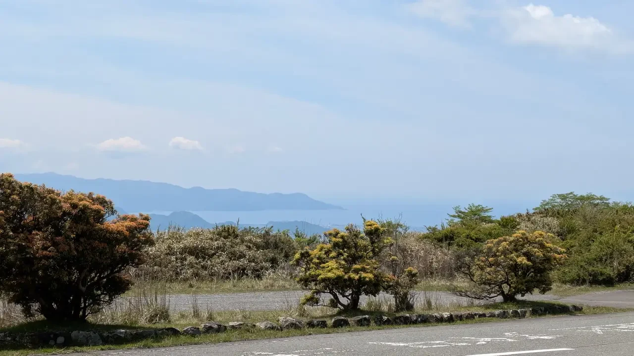 Vista panoramica dello skyline di Hakone con il mare sullo sfondo.