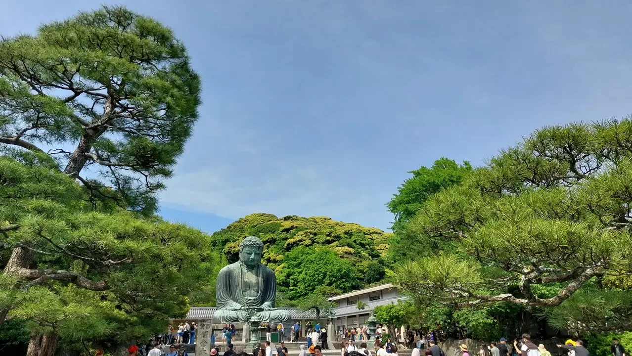 Il grande Buddha di Kamakura Daibutsu è visibile in un parco giapponese.