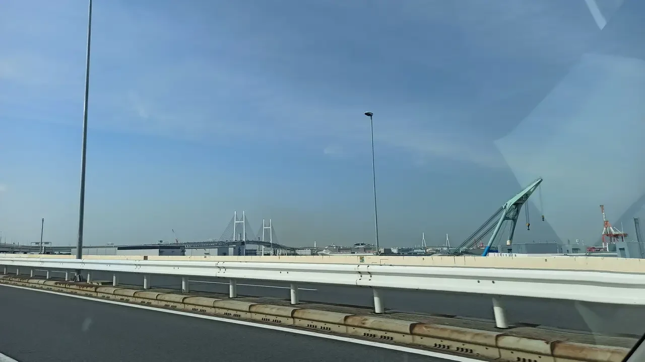 Una strada panoramica attraversa il paesaggio tra Yokohama e Tokyo in Giappone.