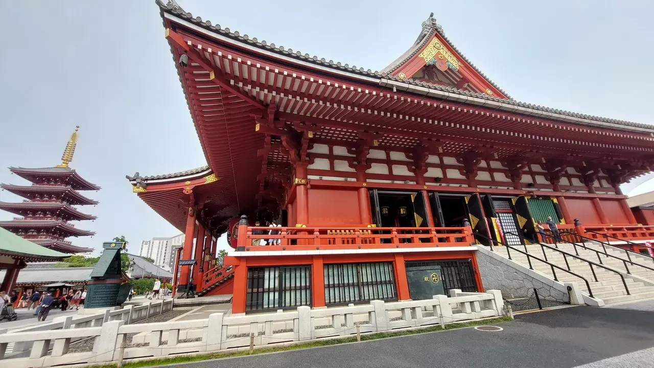 Vista esterna del tempio Senso-ji a Tokyo in Giappone.