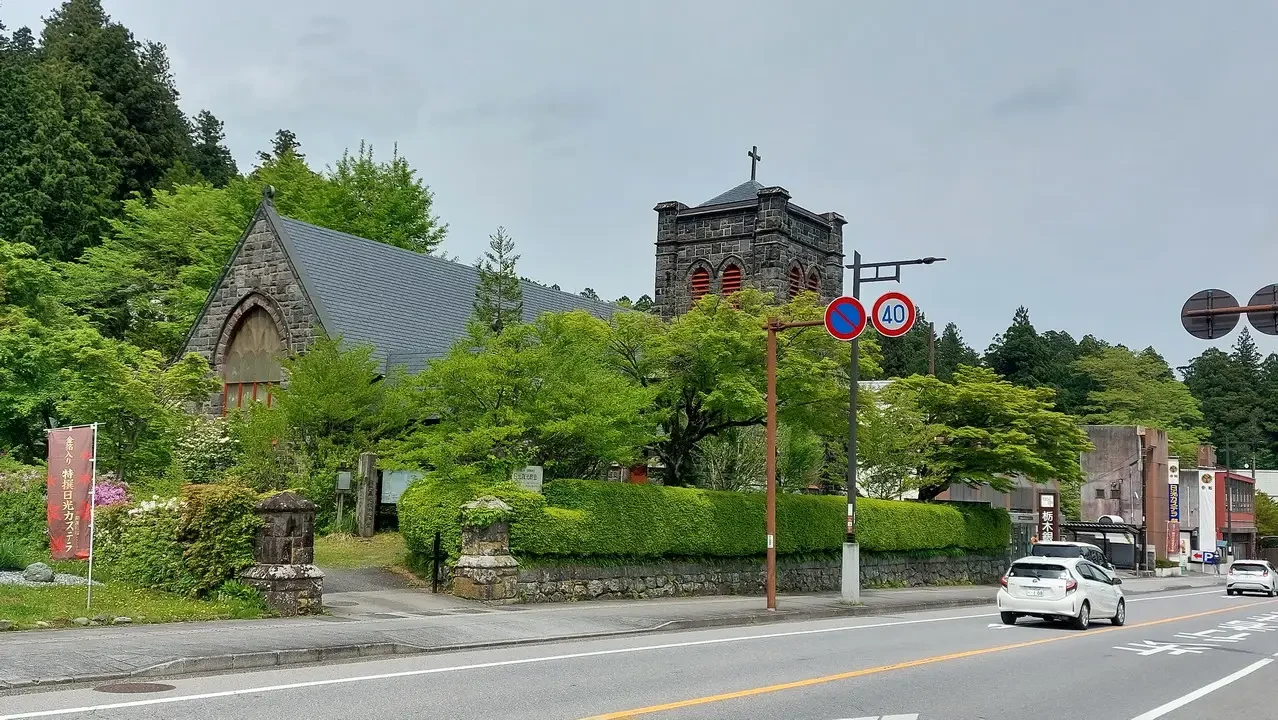 Vista di un edificio storico in stile gotico con un muro di cinta in Giappone.