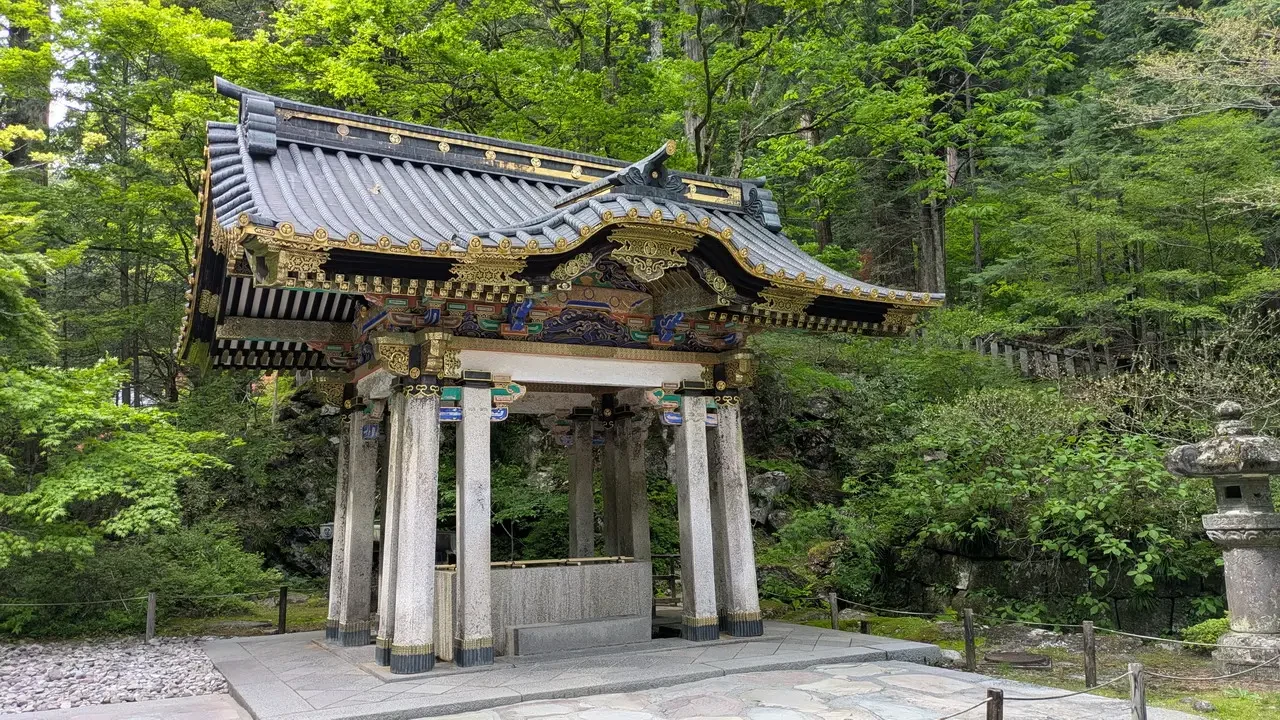 Tempio Taiyuinbyo in Giappone con un tetto tradizionale e una struttura in legno.