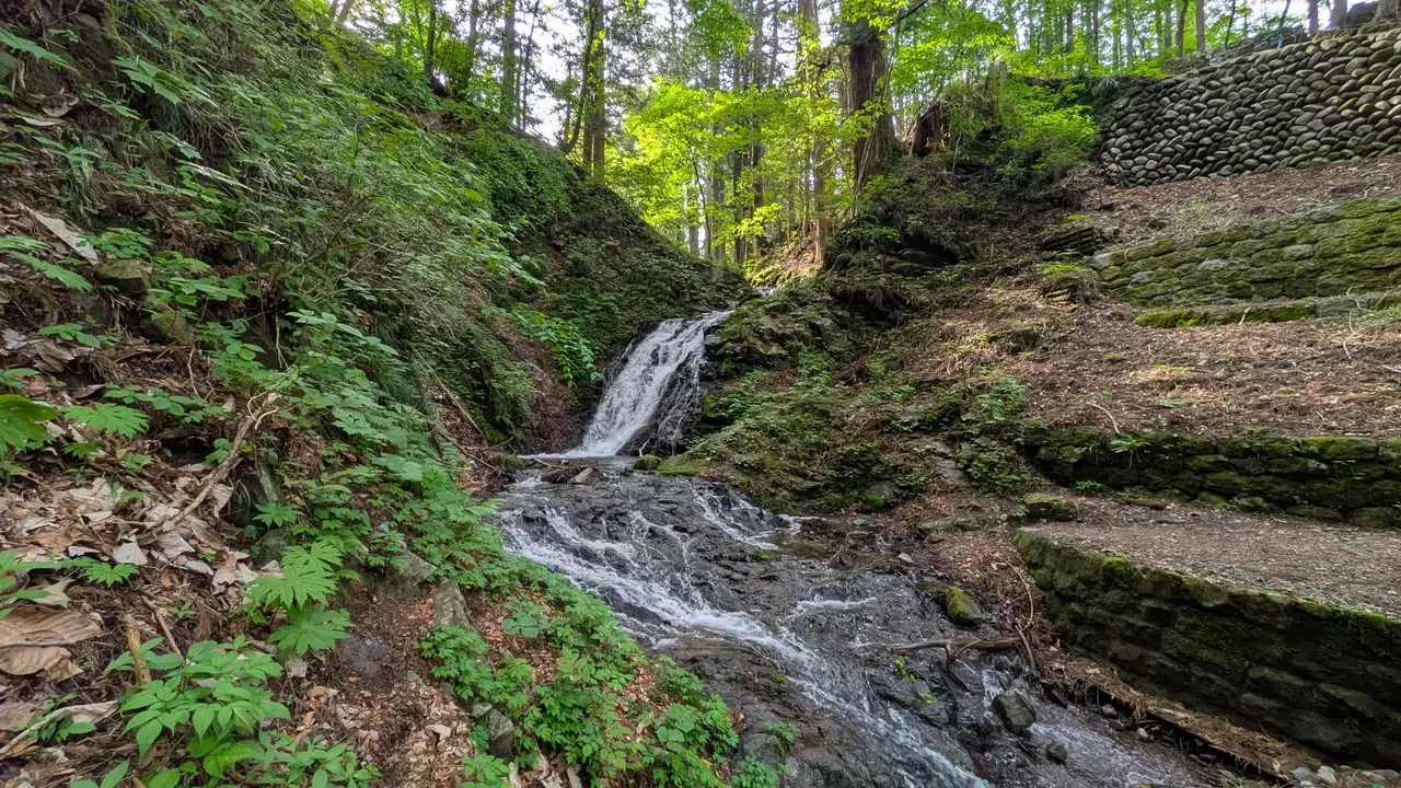 Cascata nella Shiraito Falls nel Giappone.