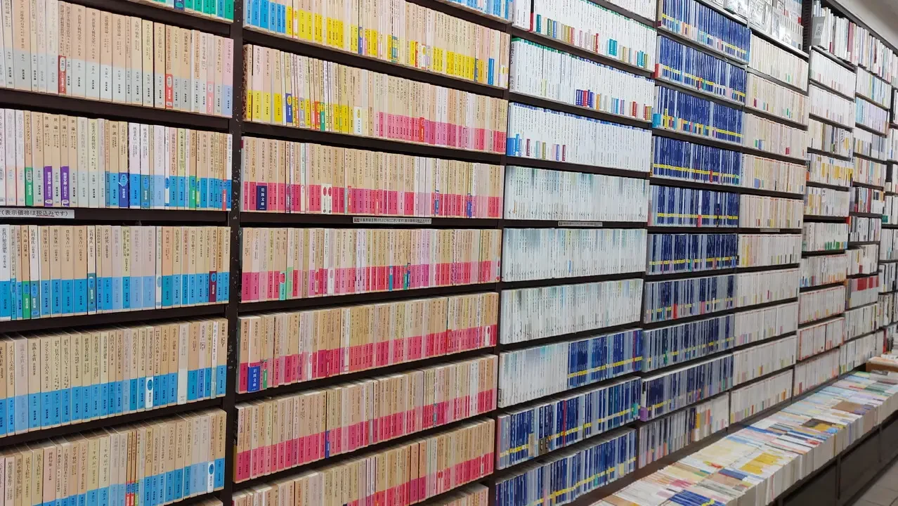 Scaffaldi pieni di libri colorati in una libreria giapponese.