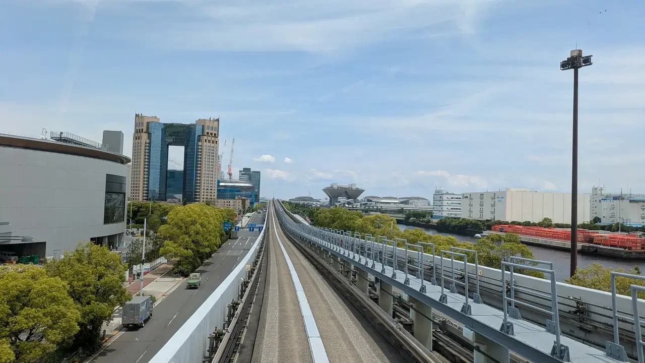 Una vista panoramica del sistema di monorotaie a Tokyo.