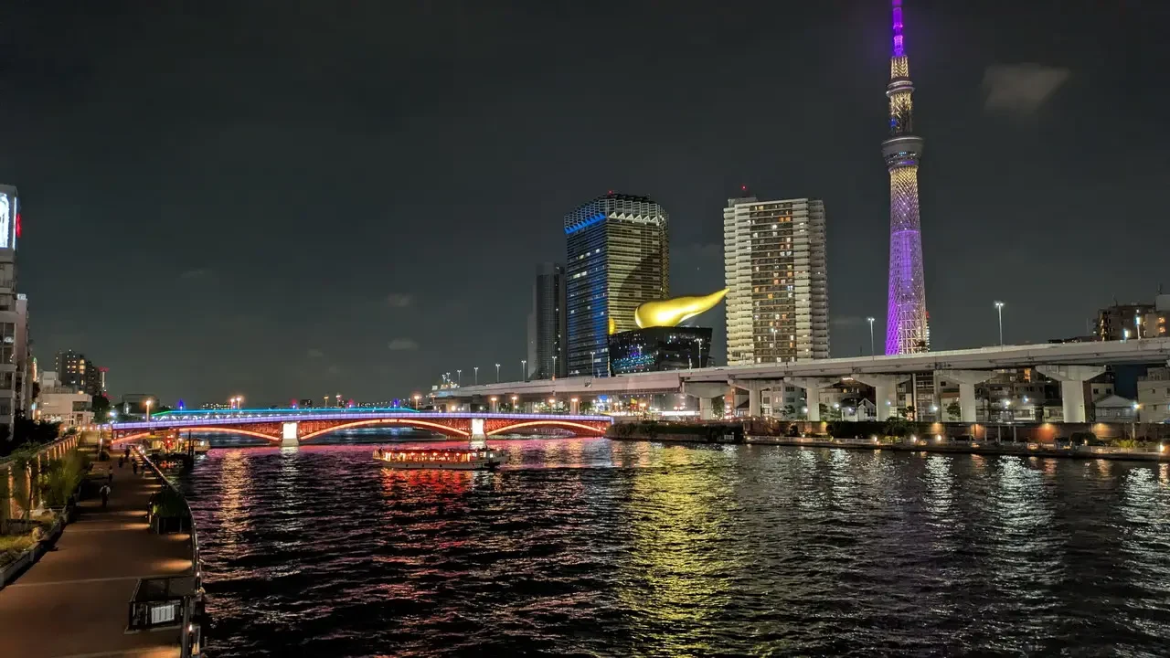 Vista notturna della Tokyo con la Tokyo Skytree illuminata di viola.