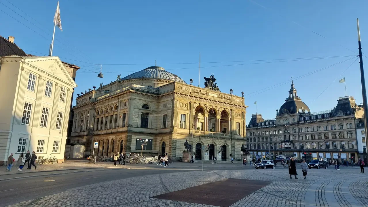 Vista esterna di un edificio storico in una piazza europea.