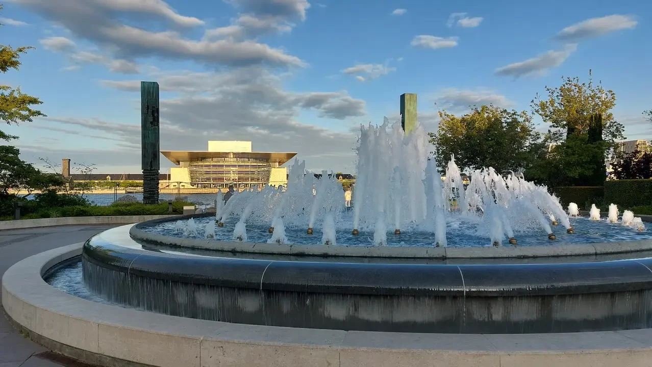 Fontana con acqua che sgorga in un parco cittadino.