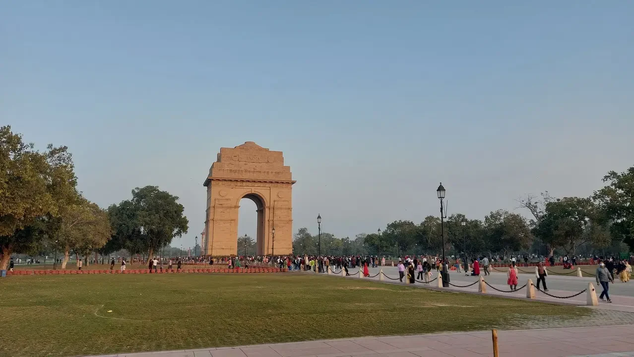 L'India Gate è visibile all'interno di un ampio parco verde in India.