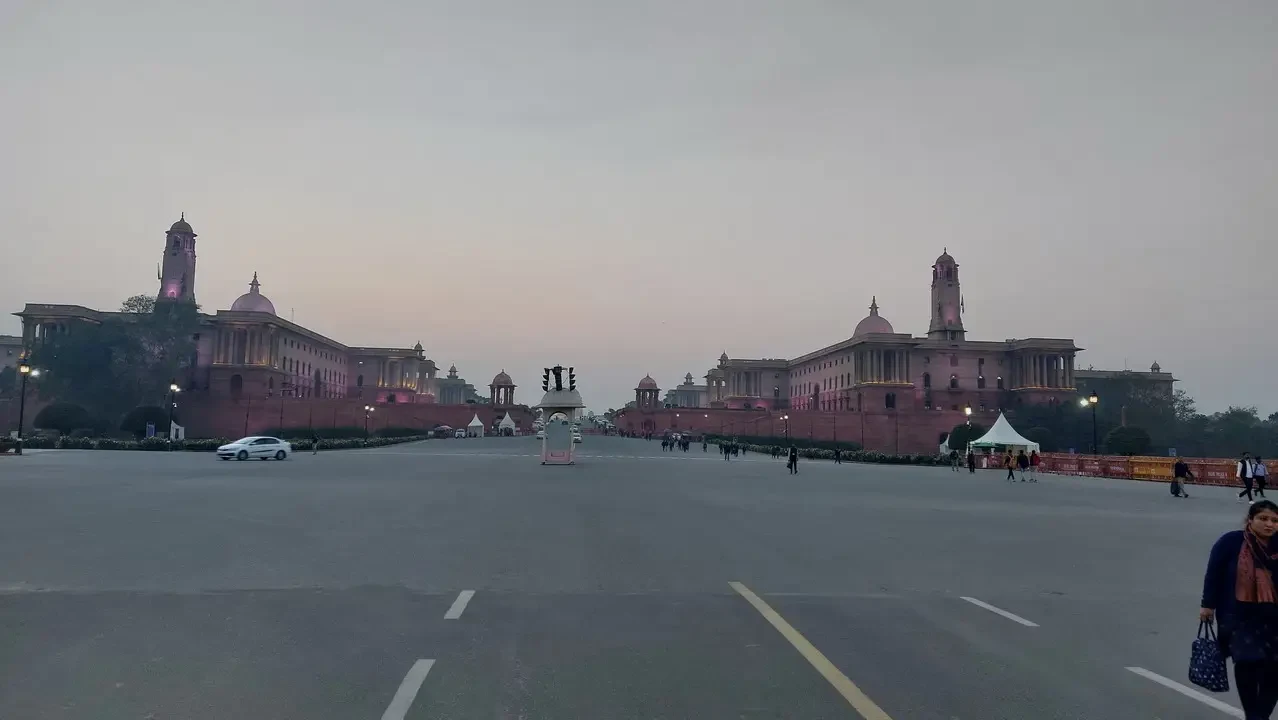 Il Rashtrapati Bhavan è visibile all'alba o al tramonto con una vasta area aperta di fronte.
