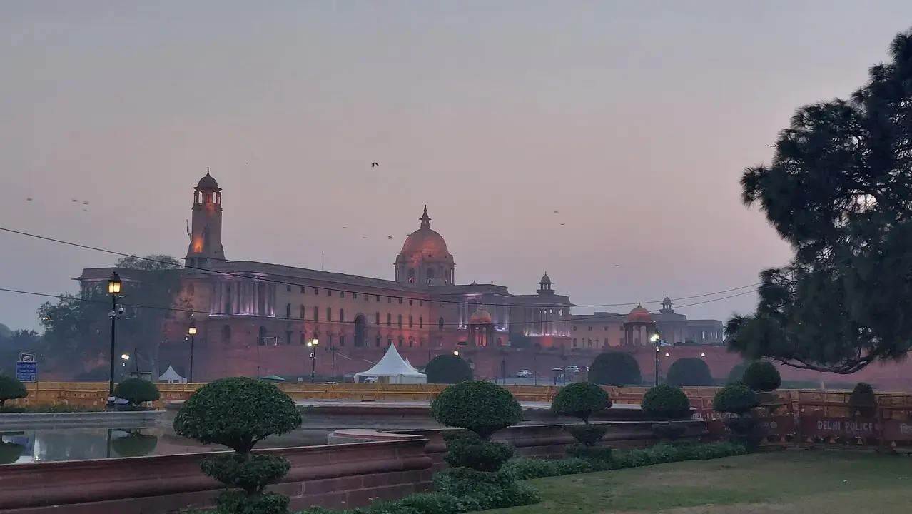 Il Rashtrapati Bhavan illuminato al tramonto in India.