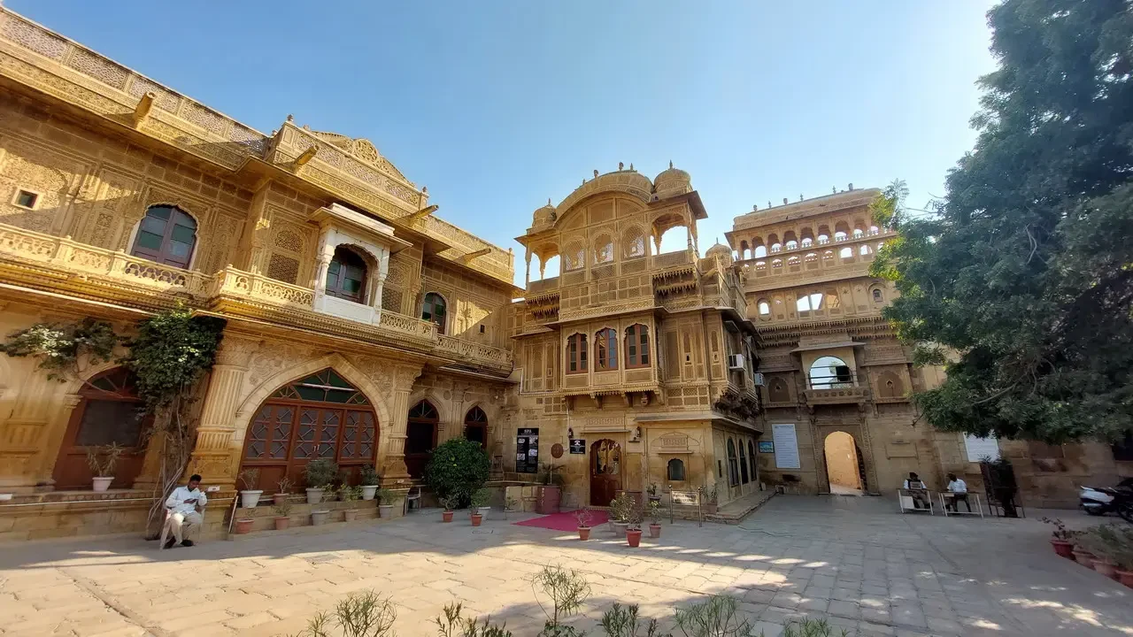 Un palazzo indiano con cortili e architetture elaborate è visibile in questa fotografia.