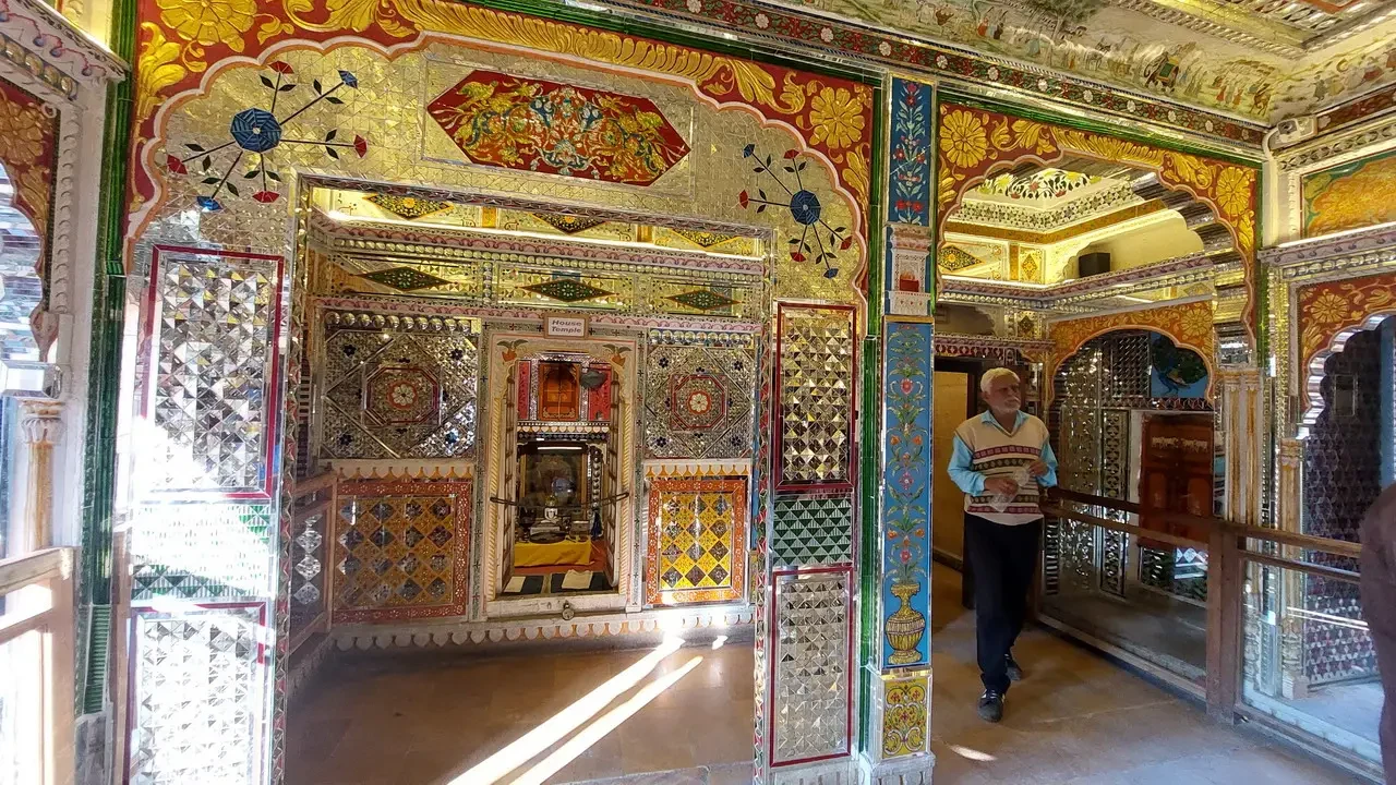 Interni sontu di un palazzo indiano decorati con intarsi elaborati.