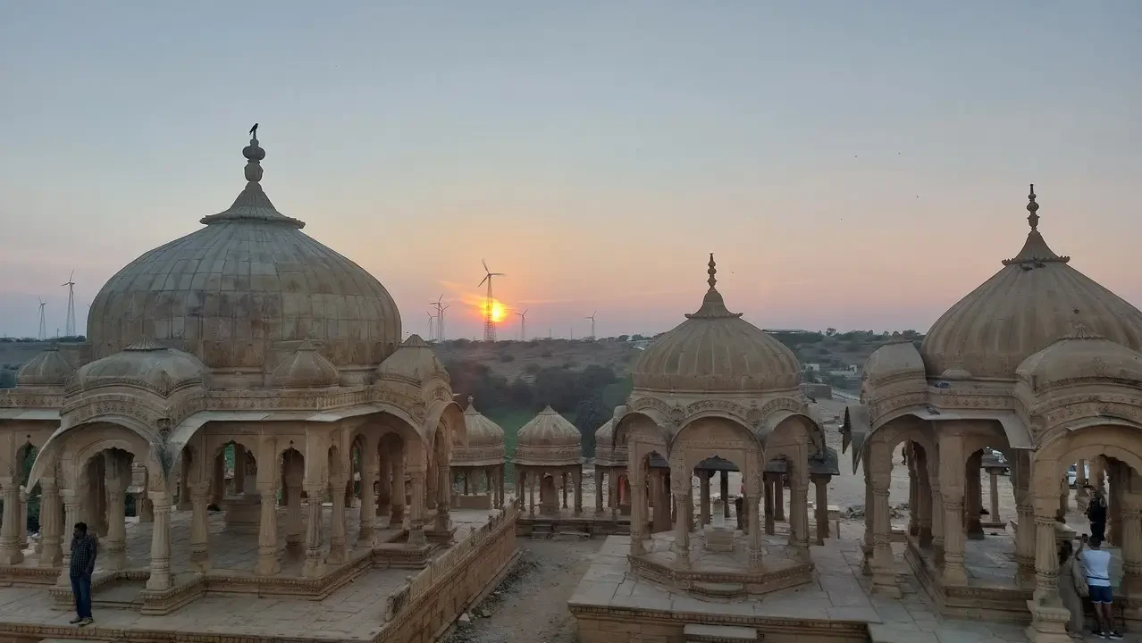 Vista panoramica dei mausolei di Bada Bagh a India al tramonto.