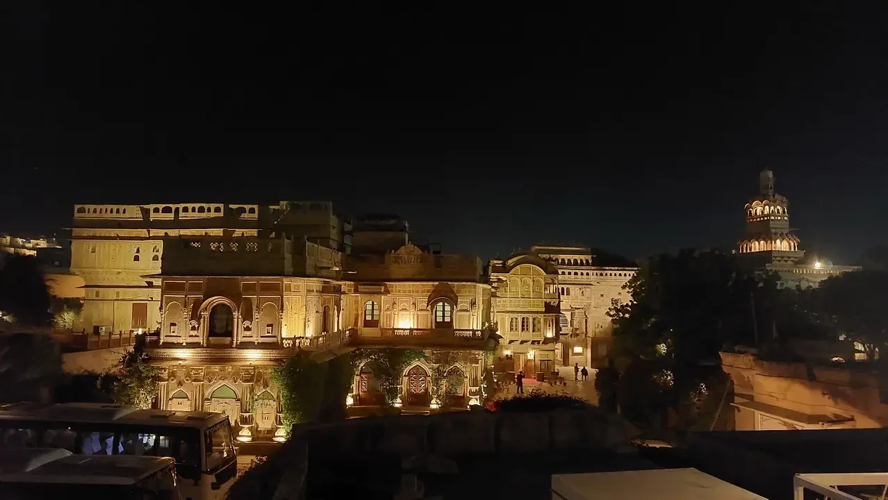 Palazzo e tempio illuminati di notte in India.