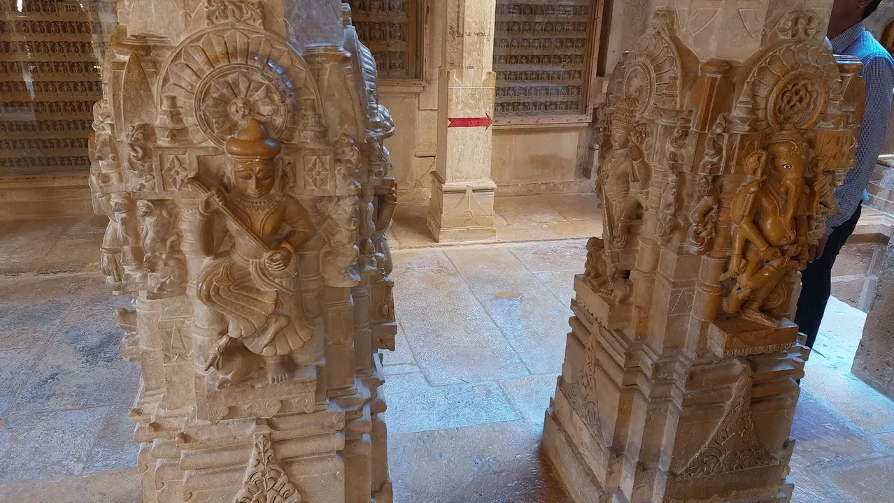 Scultura in pietra di un tempio indiano con dettagli architettonici intricati.