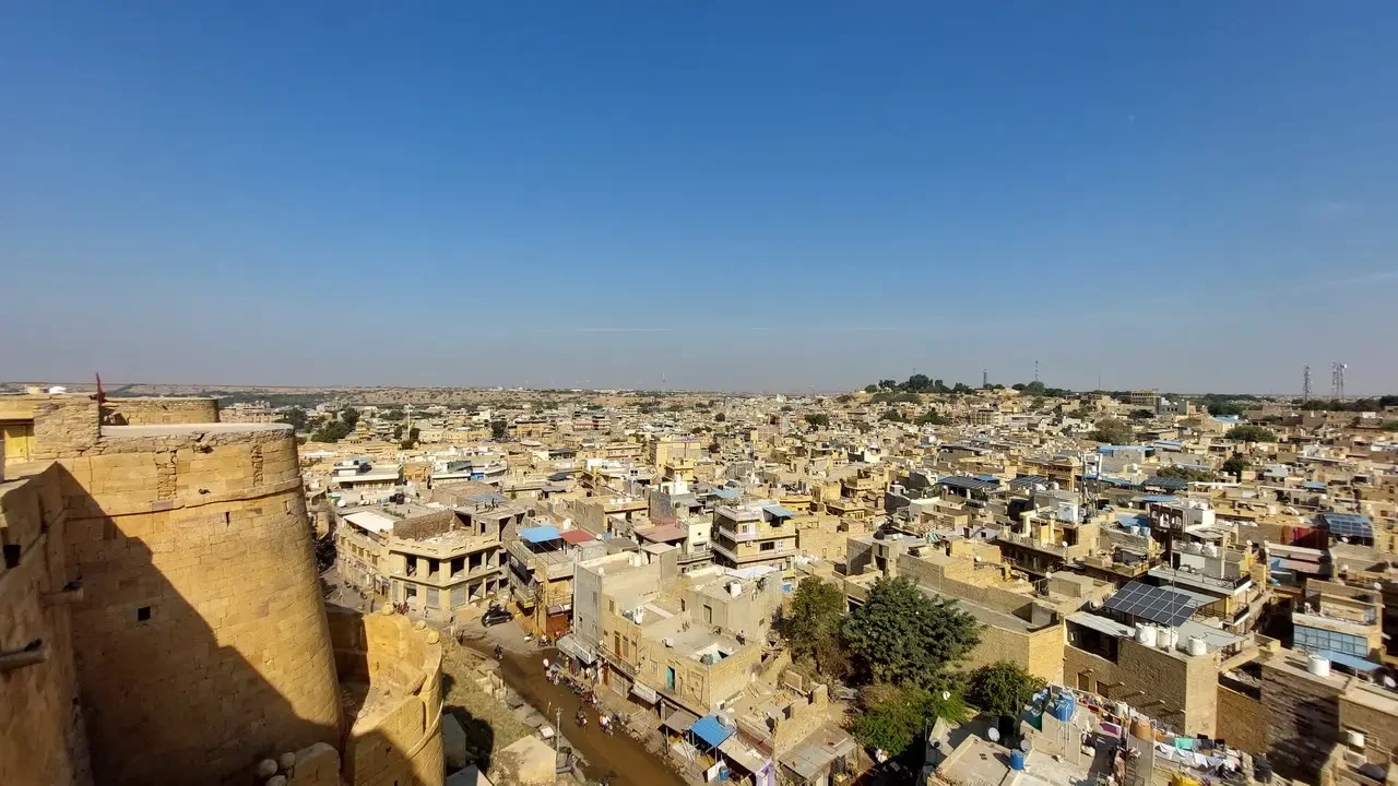 Vista aerea del forte di Jaisalmer con edifici circostanti in Rajasthan, India.