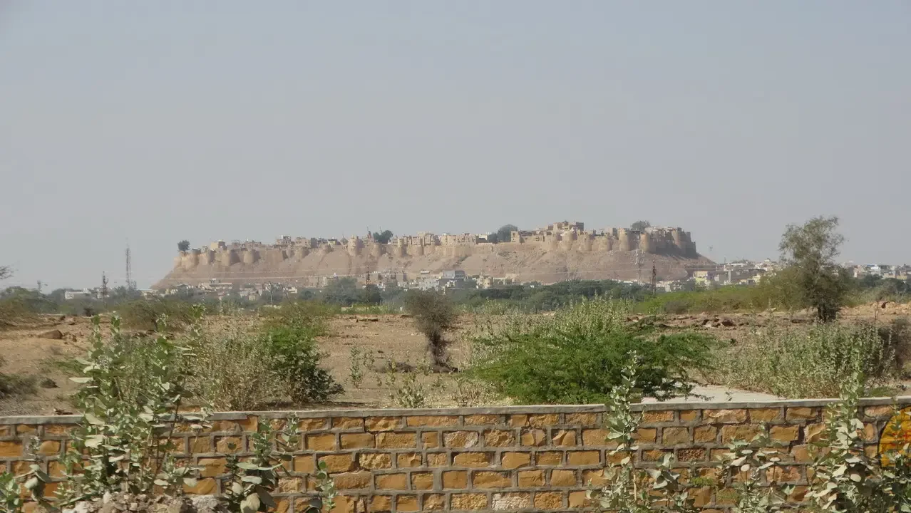 Vista panoramica di una fortezza antica su un terreno arido in Rajasthan.