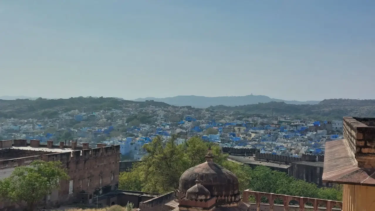 Vista panoramica del forte di Mehrangarh a Jodhpur con la città sottostante.