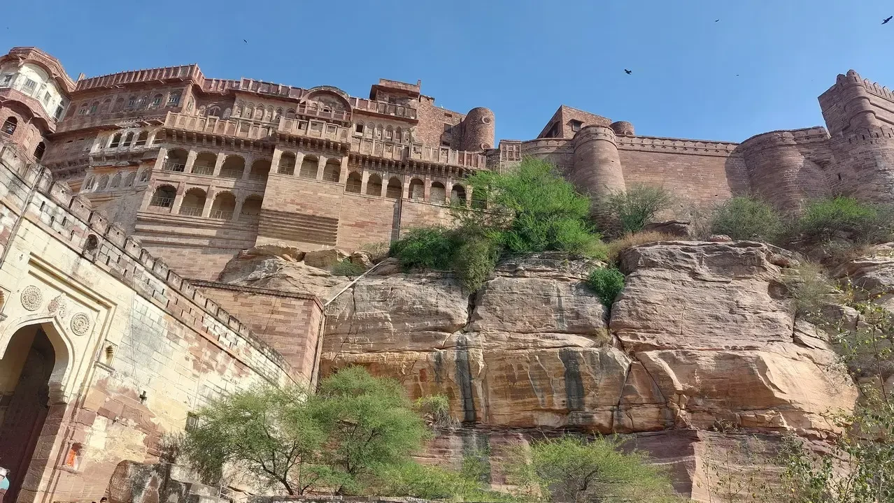 Vista panoramica del forte di Mehrangarh a Jodhpur con le sue mura in pietra rossa.
