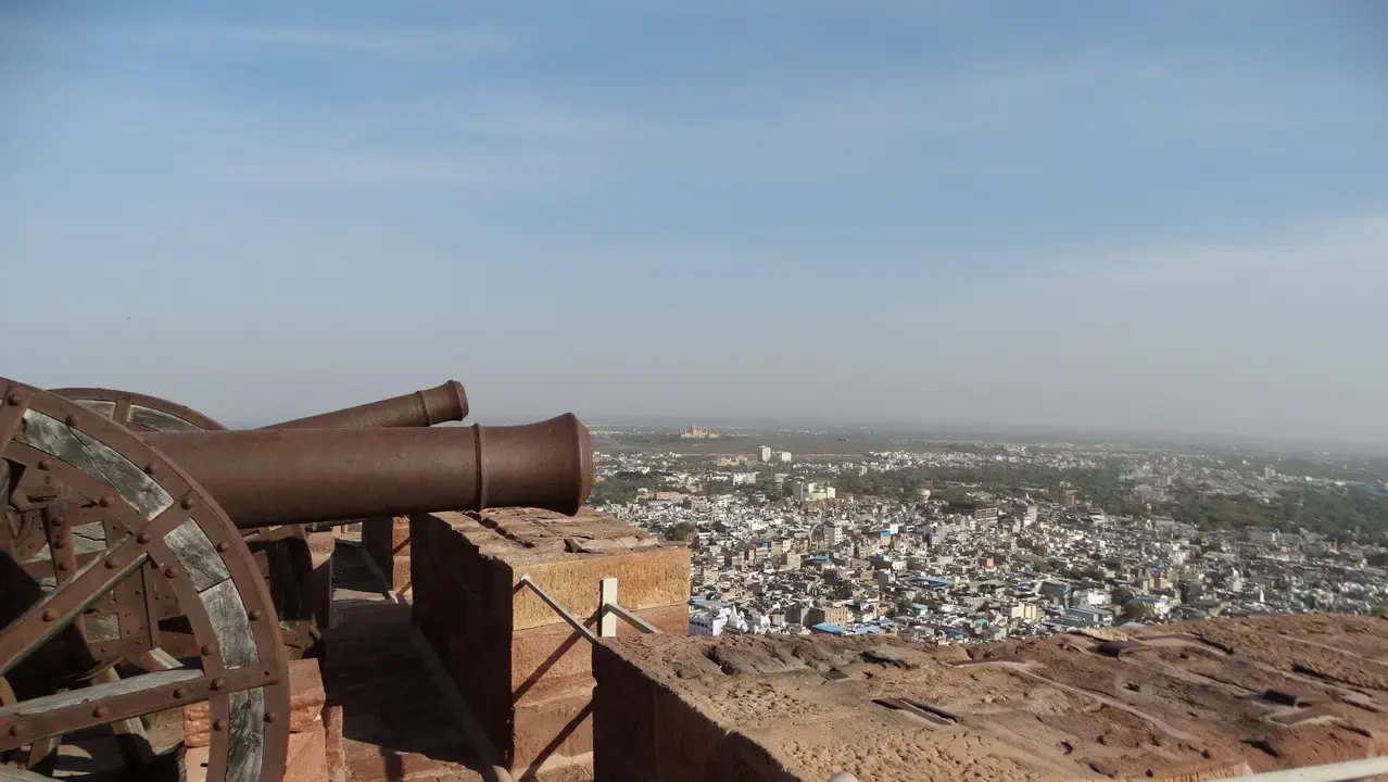 Vista panoramica del forte di Mehrangarh a Jodhpur con le mura in primo piano.
