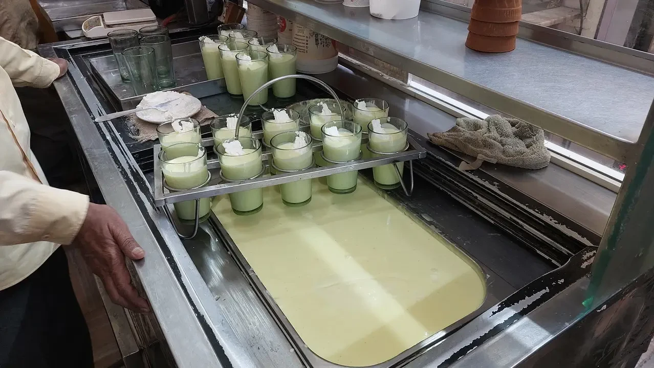 Preparazione di grassi o dolci in una cucina tradizionale indiana.